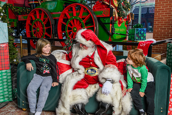 RKPhoto-2025-TheCharlestonSanta-Dec14-3970