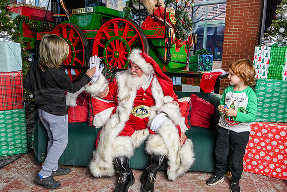 RKPhoto-2025-TheCharlestonSanta-Dec14-3972