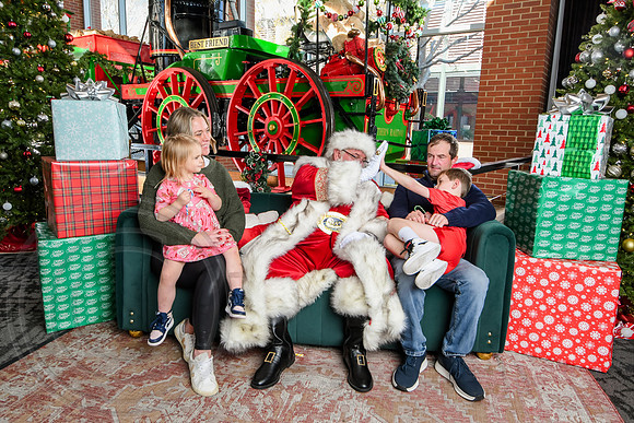 RKPhoto-2025-TheCharlestonSanta-Dec14-3976
