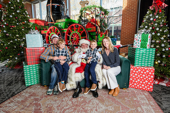 RKPhoto-2025-TheCharlestonSanta-Dec14-3981