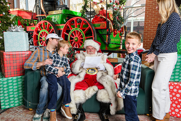 RKPhoto-2025-TheCharlestonSanta-Dec14-3983