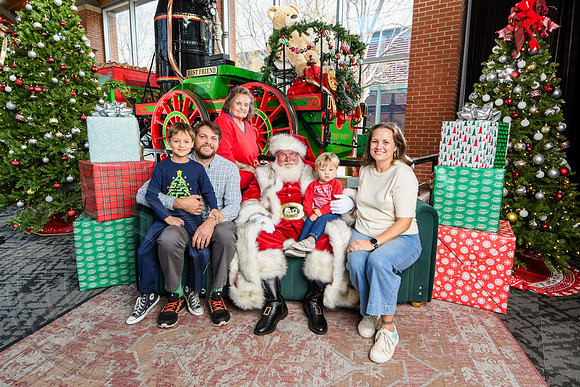 RKPhoto-2025-TheCharlestonSanta-Dec14-3688