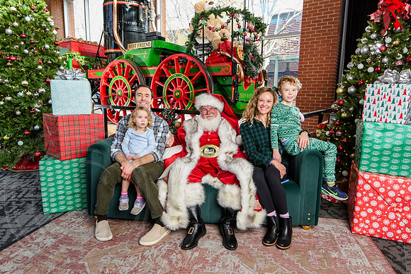 RKPhoto-2025-TheCharlestonSanta-Dec14-3691