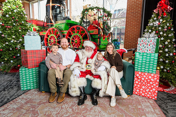RKPhoto-2025-TheCharlestonSanta-Dec14-3695