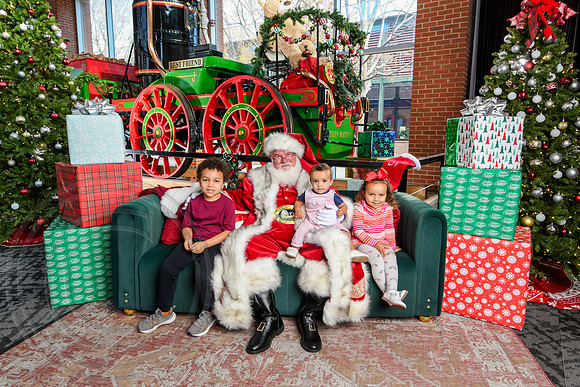 RKPhoto-2025-TheCharlestonSanta-Dec14-3739