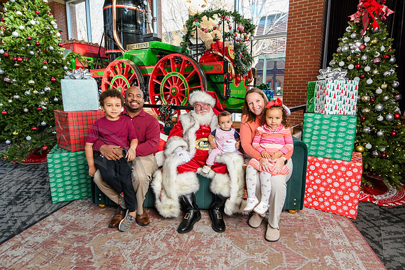 RKPhoto-2025-TheCharlestonSanta-Dec14-3741