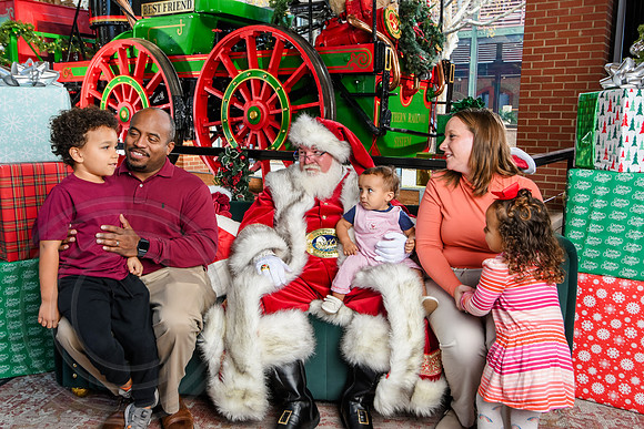 RKPhoto-2025-TheCharlestonSanta-Dec14-3742