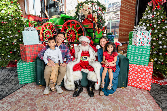 RKPhoto-2025-TheCharlestonSanta-Dec14-3747