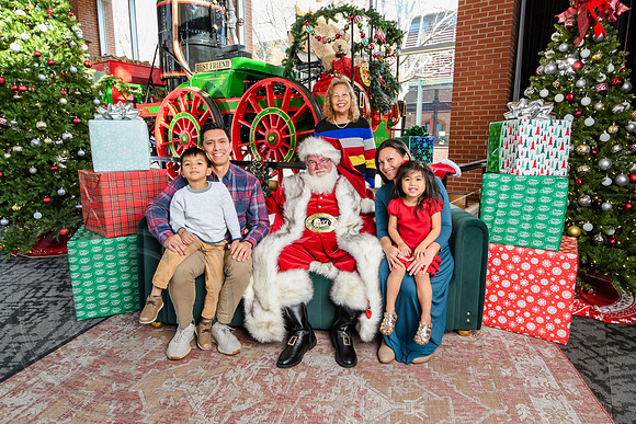RKPhoto-2025-TheCharlestonSanta-Dec14-3748
