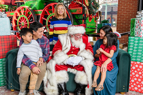 RKPhoto-2025-TheCharlestonSanta-Dec14-3749