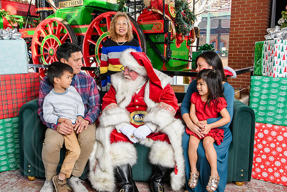 RKPhoto-2025-TheCharlestonSanta-Dec14-3751