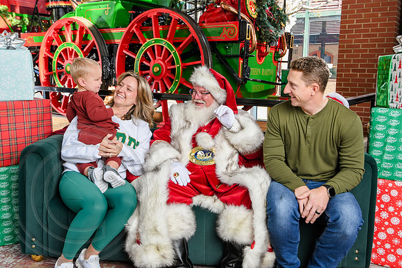 RKPhoto-2025-TheCharlestonSanta-Dec14-3759
