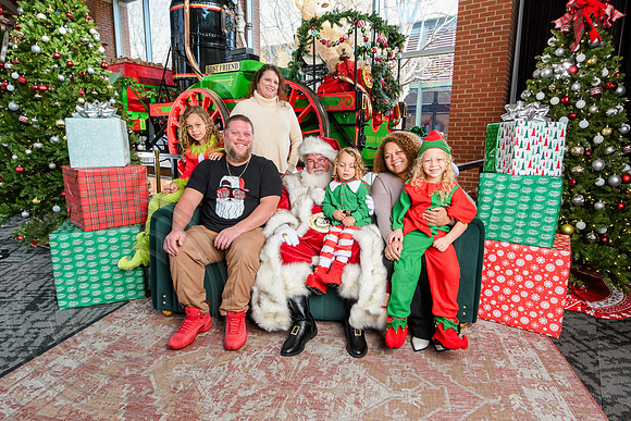 RKPhoto-2025-TheCharlestonSanta-Dec14-3766