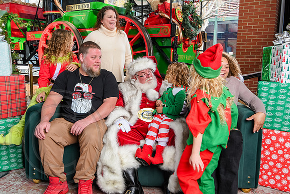 RKPhoto-2025-TheCharlestonSanta-Dec14-3767
