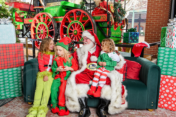 RKPhoto-2025-TheCharlestonSanta-Dec14-3771