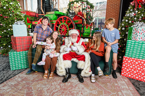 RKPhoto-2025-TheCharlestonSanta-Dec14-3782