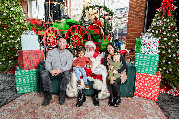 RKPhoto-2025-TheCharlestonSanta-Dec14-3785