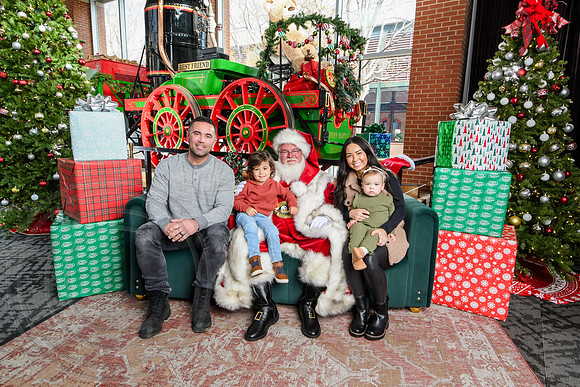 RKPhoto-2025-TheCharlestonSanta-Dec14-3786