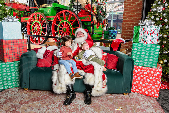 RKPhoto-2025-TheCharlestonSanta-Dec14-3793