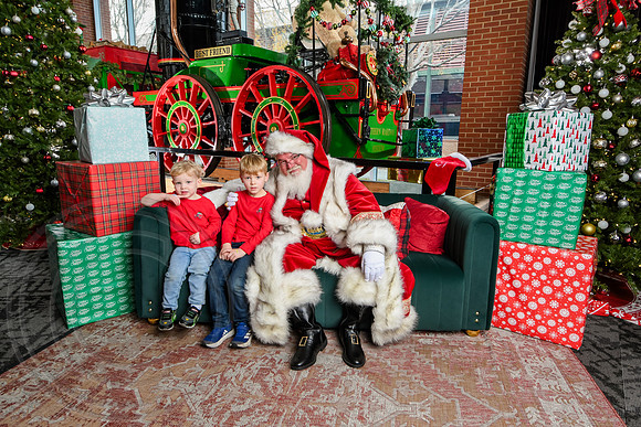 RKPhoto-2025-TheCharlestonSanta-Dec14-3882