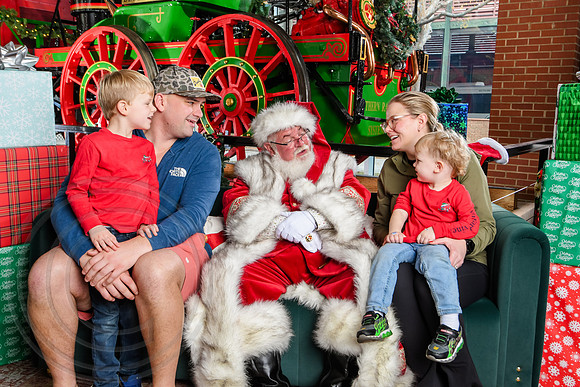 RKPhoto-2025-TheCharlestonSanta-Dec14-3886