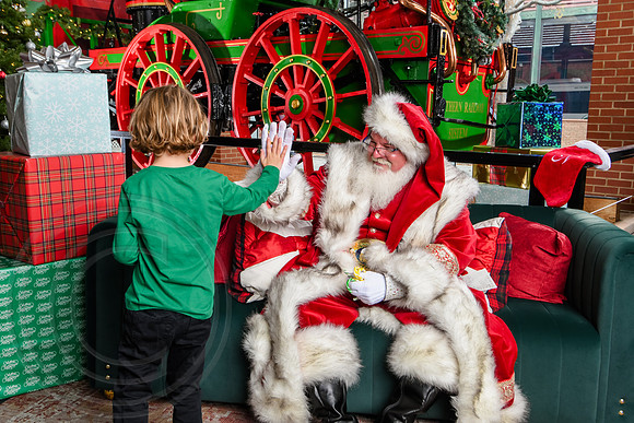 RKPhoto-2025-TheCharlestonSanta-Dec14-3903