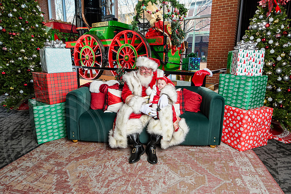 RKPhoto-2025-TheCharlestonSanta-Dec14-3918