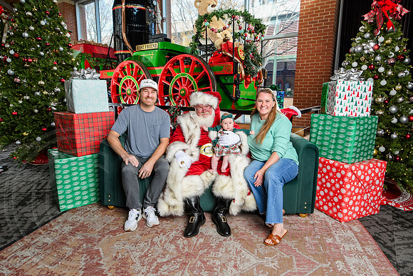 RKPhoto-2025-TheCharlestonSanta-Dec14-3921