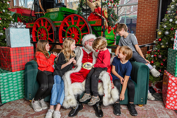 RKPhoto-2025-TheCharlestonSanta-Dec14-3930
