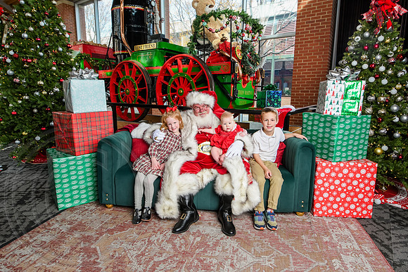 RKPhoto-2025-TheCharlestonSanta-Dec14-3931