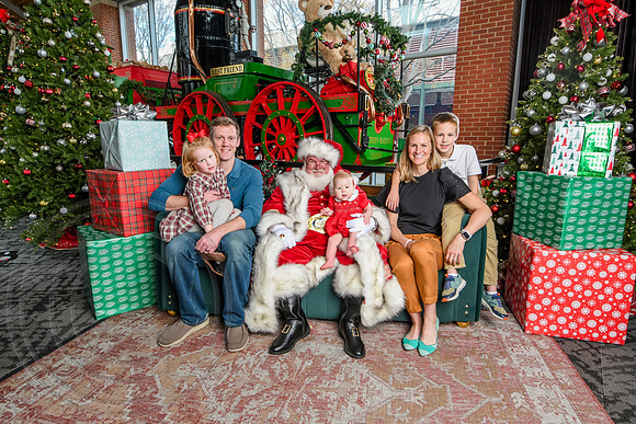 RKPhoto-2025-TheCharlestonSanta-Dec14-3932