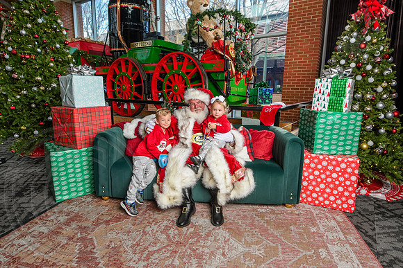 RKPhoto-2025-TheCharlestonSanta-Dec14-3943