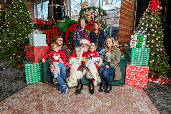 RKPhoto-2025-TheCharlestonSanta-Dec14-3946