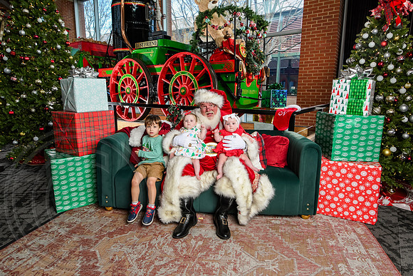 RKPhoto-2025-TheCharlestonSanta-Dec14-3949