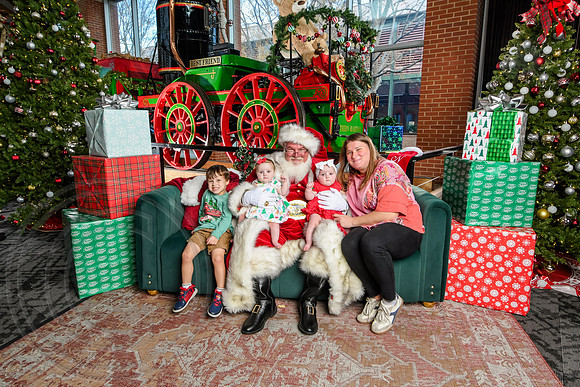 RKPhoto-2025-TheCharlestonSanta-Dec14-3951