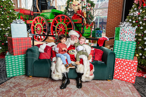 RKPhoto-2025-TheCharlestonSanta-Dec14-3791