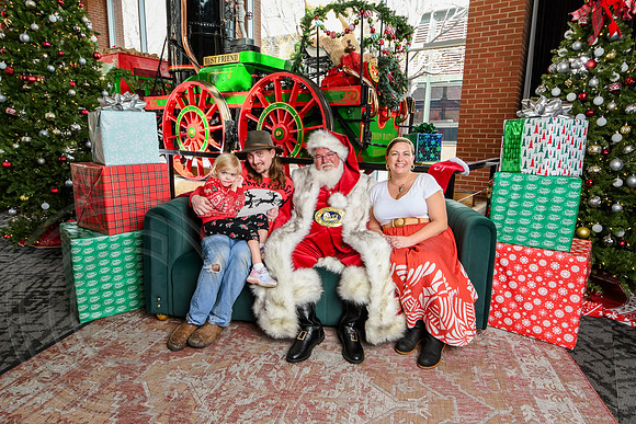 RKPhoto-2025-TheCharlestonSanta-Dec14-3879