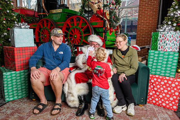 RKPhoto-2025-TheCharlestonSanta-Dec14-3889