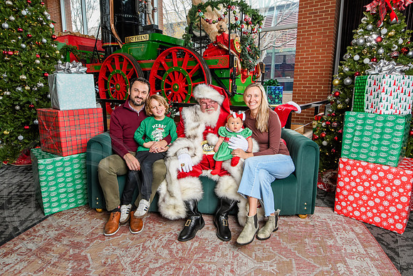 RKPhoto-2025-TheCharlestonSanta-Dec14-3901