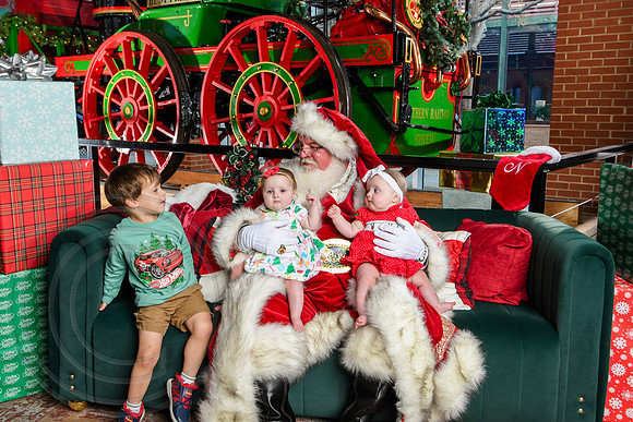 RKPhoto-2025-TheCharlestonSanta-Dec14-3952