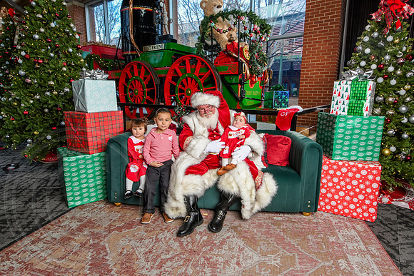 RKPhoto-2025-TheCharlestonSanta-Dec14-3955