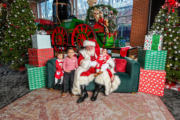 RKPhoto-2025-TheCharlestonSanta-Dec14-3956