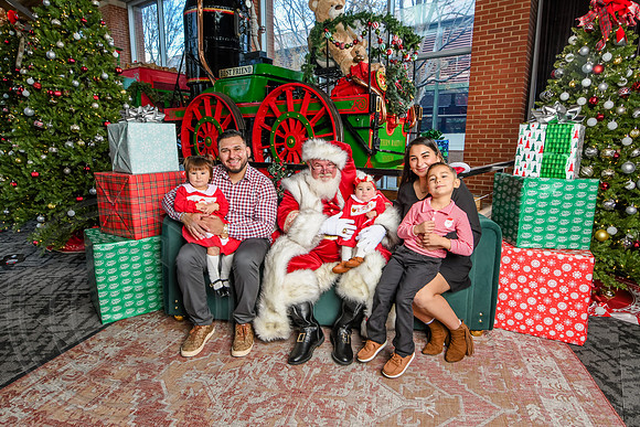 RKPhoto-2025-TheCharlestonSanta-Dec14-3957