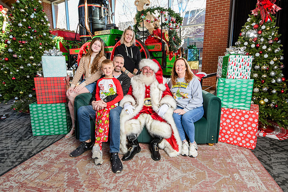 RKPhoto-2025-TheCharlestonSanta-Dec20-4200
