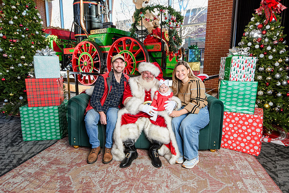 RKPhoto-2025-TheCharlestonSanta-Dec20-4206