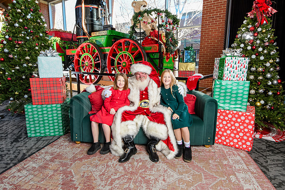 RKPhoto-2025-TheCharlestonSanta-Dec20-4207