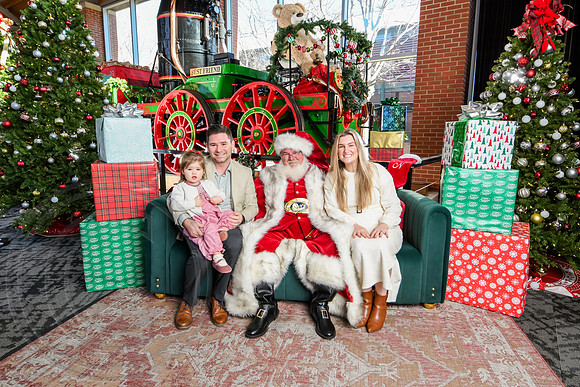 RKPhoto-2025-TheCharlestonSanta-Dec20-4215