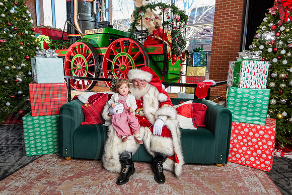 RKPhoto-2025-TheCharlestonSanta-Dec20-4220