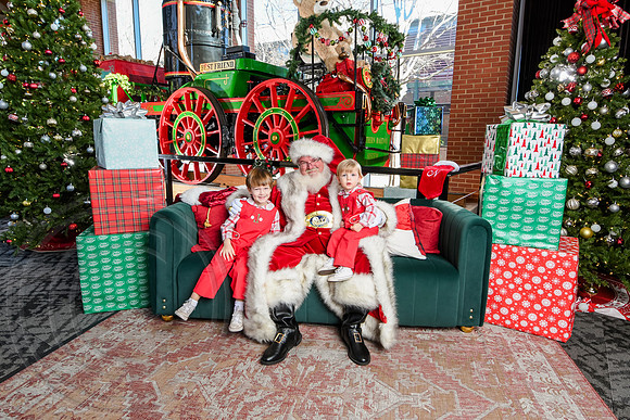 RKPhoto-2025-TheCharlestonSanta-Dec20-4221