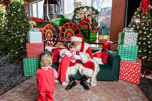 RKPhoto-2025-TheCharlestonSanta-Dec20-4229